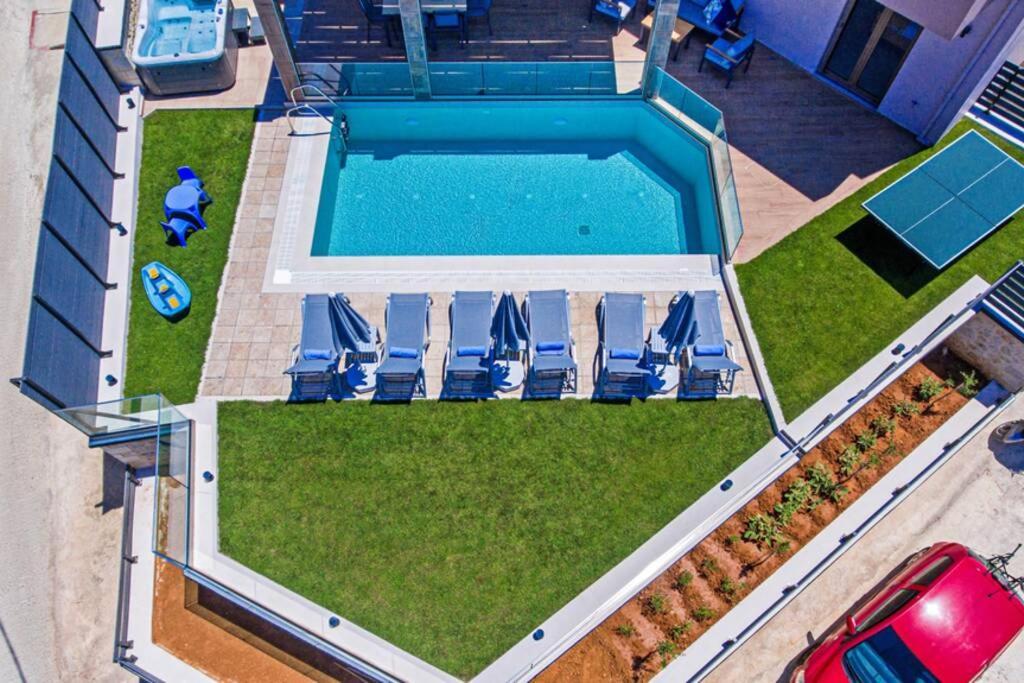 Villa Anthi, A Modern Villa With Salted Water Pool,Hot Tub & Bbq! Réthimno Kültér fotó
