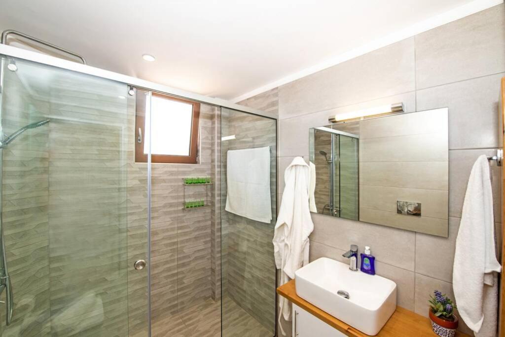 Villa Anthi, A Modern Villa With Salted Water Pool,Hot Tub & Bbq! Réthimno Kültér fotó
